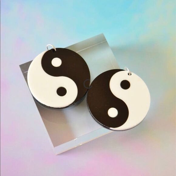 𝅺ying yang drop earrings - Picture 3 of 3